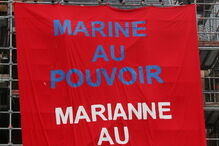 Femen voltaram a protestar despidas no local de voto de Le Pen