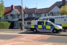 jovem, 17 anos, enrolada, película aderente, papel filme, plástico, casa de apoio, polícia, inglaterra, deficiência, 