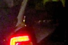 Cátia, na garagem da sua casa, já acompanhada pelos inspetores