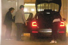 A suspeita a entrar no carro da Polícia Judiciária