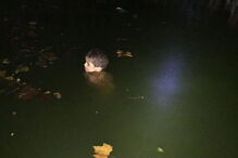 Maltrata, deixa filho à fome e dá-o de comer aos porcos