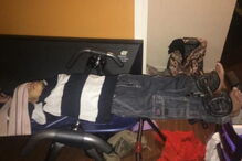 Maltrata, deixa filho à fome e dá-o de comer aos porcos