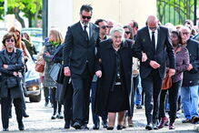 Família: os três filhos de Baptista-Bastos acompanham a mãe, Isaura, no funeral do pai, que morreu aos 83 anos  