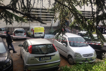 Imagem do aparato policial na Via Marmorata, onde ocorreu a explosão