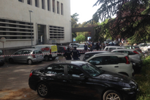 Imagem do aparato policial na Via Marmorata, onde ocorreu a explosão