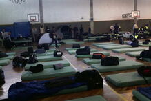 Militares da GNR a dormir em colchões num pavilhão da escola da PSP em Torres Novas