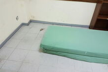 Militares da GNR a dormir em colchões num pavilhão da escola da PSP em Torres Novas