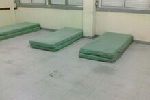 Militares da GNR a dormir em colchões num pavilhão da escola da PSP em Torres Novas