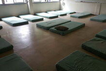 Militares da GNR a dormir em colchões num pavilhão da escola da PSP em Torres Novas