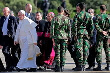 Papa Francisco à chegada a Fátima 