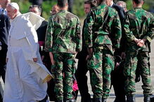 Papa Francisco à chegada a Fátima 
