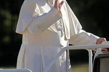 Papa Francisco aplaudido por uma vasta multidão à chegada a Fátima