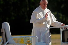 Papa Francisco aplaudido por uma vasta multidão à chegada a Fátima