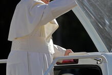 Papa Francisco aplaudido por uma vasta multidão à chegada a Fátima