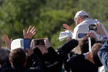 Papa Francisco aplaudido por uma vasta multidão à chegada a Fátima