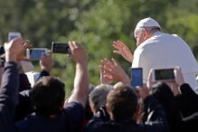 Papa Francisco aplaudido por uma vasta multidão à chegada a Fátima