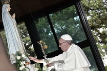 Papa Francisco oferece uma Rosa de Ouro a Nossa Senhora de Fátima
