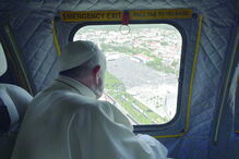 Francisco sobrevoou várias vezes o recinto do Santuário de Fátima