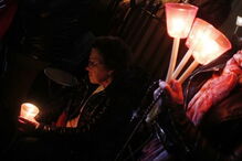 2017-05-12_23_40.48 As velas dos inúmeros fiéis iluminaram a noite no santuário.jpg