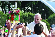 Mensageiro da esperança e da paz, Francisco abençoa os peregrinos