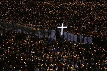 2017-05-13_00_15.11 As velas cobriram o Santuário num manto de luz.jpg