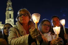 2017-05-13_00_15.12 Fiés durante a procissão das velas, na Basílica, em Fátima.jpg