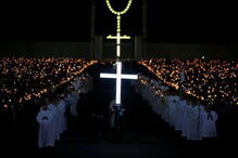 2017-05-13_00_15.13 Muitos peregrinos e religiosos passaram a noite no Santuário.jpg