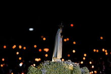 2017-05-13_00_15.14 O andor da Nossa Senhora de Fátima transportado durante a vigília.jpg