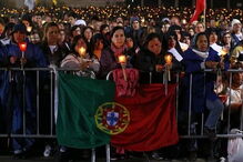 2017-05-13_00_15.16 Peregrinos marcam presença nas celebrações com bandeiras dos seus países, neste caso, com a bandeira de Portugal.jpg