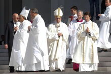 Papa Francisco à chegada do Santuário de Fátima 
