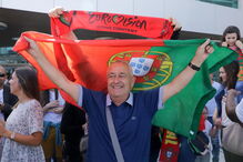 Salvador Sobral foi recebido por dezenas de pessoas no Aeroporto de Lisboa