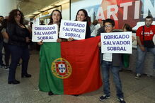 Salvador Sobral foi recebido por dezenas de pessoas no Aeroporto de Lisboa