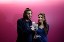 Salvador Sobral, Salvador, aeroporto, Lisboa, Aeroporto Humberto Delgado, Festival da Canção, Eurovisão, Portugal, vencedor, taça, Luísa Sobral