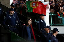 Salvador Sobral, Salvador, aeroporto, Lisboa, Aeroporto Humberto Delgado, Festival da Canção, Eurovisão, Portugal, vencedor, taça, Luísa Sobral