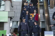 Salvador Sobral, Salvador, aeroporto, Lisboa, Aeroporto Humberto Delgado, Festival da Canção, Eurovisão, Portugal, vencedor, taça, Luísa Sobral