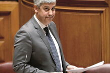 Ministro Mário Centeno assinou a portaria que dá prémios a funcionários 