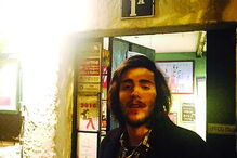 Salvador Sobral foi surpreendido a jantar na Madragoa e até tirou fotos 