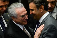 O presidente do Brasil Michel Temer com o senador Aécio Neves