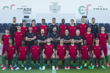 A seleção nacional de sub 20 na foto oficial para o Mundial da Coreia do Sul