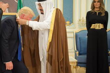 Trump e Melania foram recebidos na Arábia Saudita pelo rei Al Saud