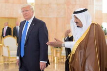 Trump e Melania foram recebidos na Arábia Saudita pelo rei Al Saud