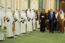 Trump e Melania foram recebidos na Arábia Saudita pelo rei Al Saud