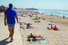 Calor leva milhares à praia