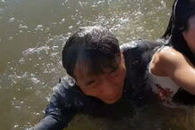 Criança é salva por um presumível parente