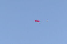 Drone vermelho com o pano 36