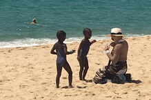  Madonna brincou à beira-mar com as filhas, que adotou em fevereiro