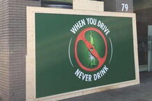 Homem bêbedo despista-se contra sede da Heineken