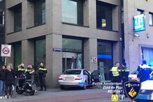 Homem bêbedo despista-se contra sede da Heineken