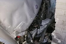 Homem bêbedo despista-se contra sede da Heineken