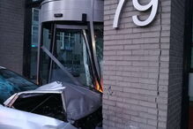 Homem bêbedo despista-se contra sede da Heineken